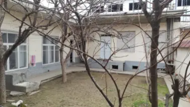 Кора камишда 2та ёнма ён ховли сотилади