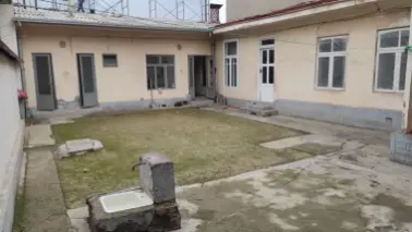 Кора камишда 2та ёнма ён ховли сотилади