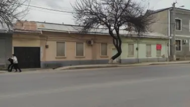 Кора камишда 2та ёнма ён ховли сотилади