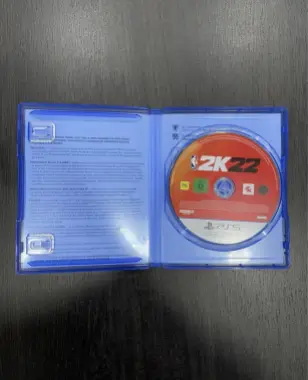 Диск с игрой NBA 2K22 на PS5