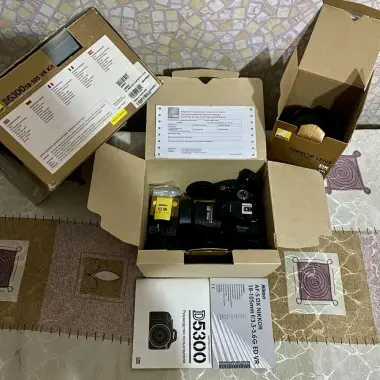 Nikon D5300. Nikkor 18-105 VR, Nikkor 35 m 1:1.8 G, Акумы, Документы