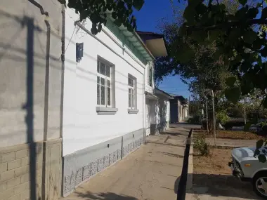 Учтепа т-нда угловой участка сотилади 3.5 сот фасад 22 метр. Уй эгаси