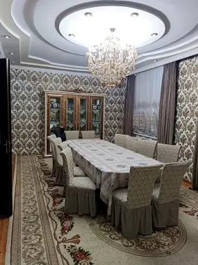 Uchastka sotiladi 4.2 sotih 7 hona 2ta holl 3 sanuzel 3 urvinli uy e