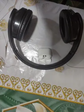 Air pods va katta naushnik