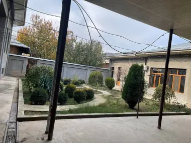 Katta hasnboy da hovli sotoladi