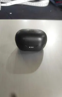 JBL naushnik sifati zoʻr quvvati kamidi 4 soatga yetadi