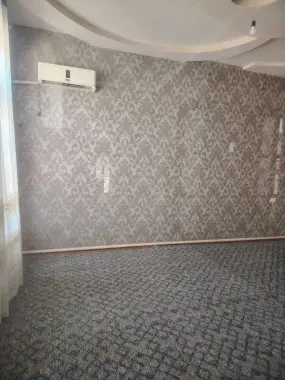 Qizlarga sheriklikka Sergili 4-metroni oldida