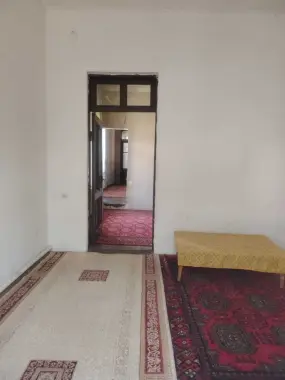 Qizlarga sheriklikka Sergili 4-metroni oldida