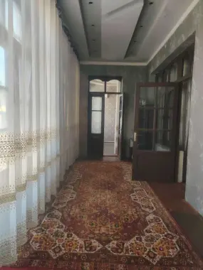 Qizlarga sheriklikka Sergili 4-metroni oldida