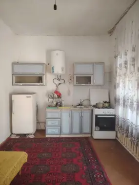Qizlarga sheriklikka Sergili 4-metroni oldida