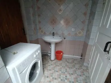 Yakkasaroy Muqumiy mahallasida qizlar uchun kvartira bor hovli