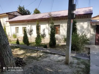 Hovli uy sotiladi
