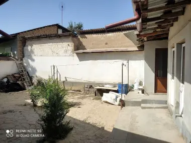 Hovli uy sotiladi