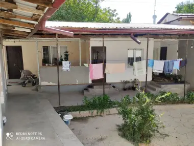 Hovli uy sotiladi