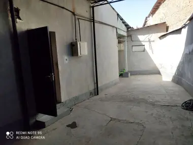Hovli uy sotiladi