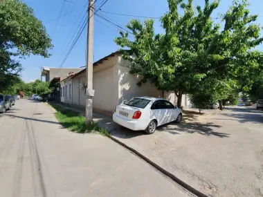 Продаётся дом в центре города, расположение дома угловое