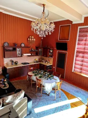 Уч кахраман Парвоз 6.6 сотик 12 комнат. Продается