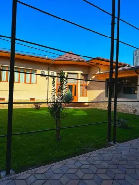 Уч кахраман Парвоз 6.6 сотик 12 комнат. Продается