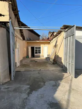 Bodomzor metro ro'parasida hovli 5.7 srochno