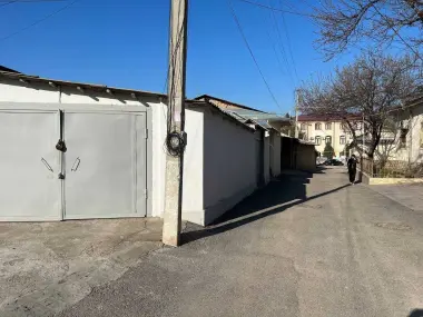Bodomzor metro ro'parasida hovli 5.7 srochno