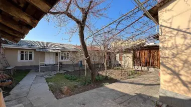 Bodomzor metro ro'parasida hovli 5.7 srochno