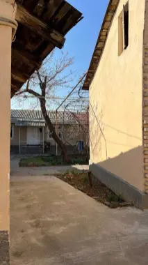 Bodomzor metro ro'parasida hovli 5.7 srochno
