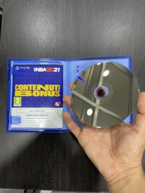 Диск с игрой NBA 2K21 на PS5