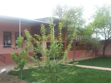 Toshkent shahrida 10xonali 6sotixli yashash uchun tayyor kotta hovli