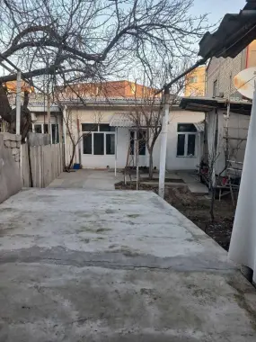 Ферузада ховли сотилади. Она ва бола больница олдида