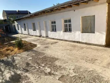 UY, hovli sotiladi