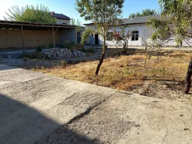 UY, hovli sotiladi