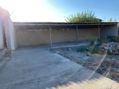 UY, hovli sotiladi