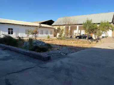 UY, hovli sotiladi