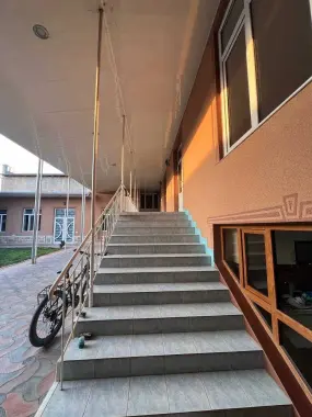 Продается большой дом 10 сот 12 ком в городе не далеко от метро
