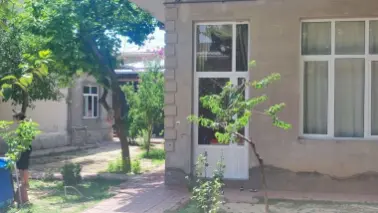 Xovli sotiladi komolon masjididan 500 metr 6.23 sotix
