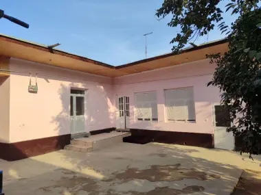 Nurafshon ko'chasida 4,5 sotix hovli sotiladi