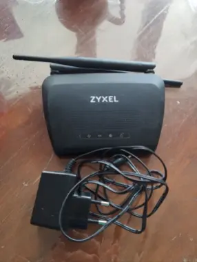 Роутер Zyxel с блоком питания