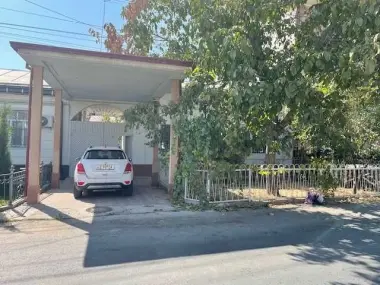 Продается евродом 3,5 соток на Домбрабаде 7 комнат