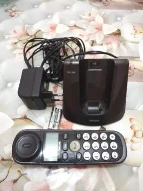 Продам радиотелефон philips XL 340 работает от батареек. Всё работает