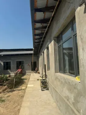 Arentir Langar koca Versal Rayhona roʻparasida