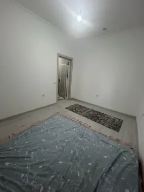 3 xonali uyning 1 xonasi beriladi qizlaga