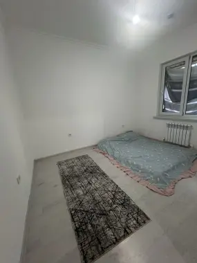 3 xonali uyning 1 xonasi beriladi qizlaga
