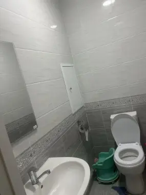 3 xonali uyning 1 xonasi beriladi qizlaga