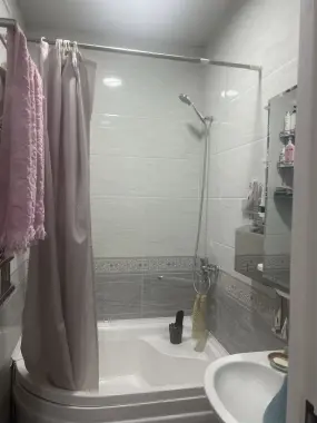 3 xonali uyning 1 xonasi beriladi qizlaga