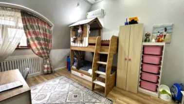 Nukusskaya , Yakkasaray . 4 xonali 155m2 kvartira sotiladi
