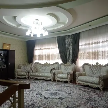 Продаётся большой благородный уютный 2 эт.дом в Кибрае вдоль дороги