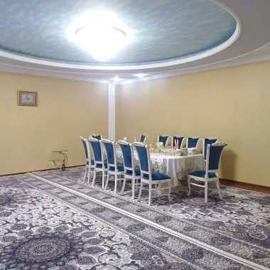 Продаётся большой благородный уютный 2 эт.дом в Кибрае вдоль дороги