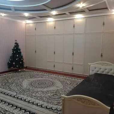 Продаётся большой благородный уютный 2 эт.дом в Кибрае вдоль дороги