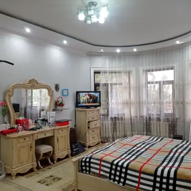 Продаётся большой благородный уютный 2 эт.дом в Кибрае вдоль дороги