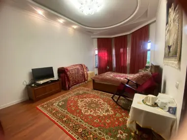 Продаётся большой благородный уютный 2 эт.дом в Кибрае вдоль дороги